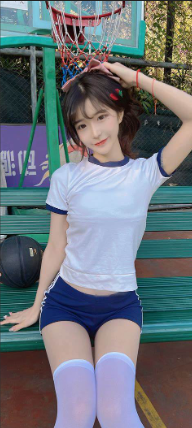 哈兰德04年女友闪耀颁奖庆典